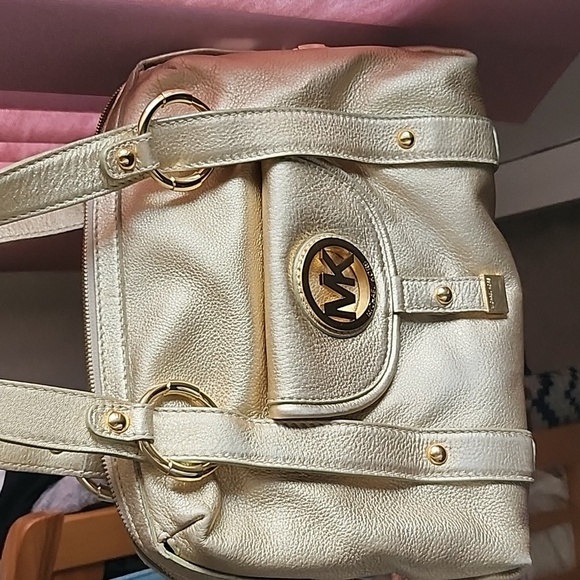 Free for any  purchase of 55$ +💗 Michael Kors Metallic Gold Fulton Bag - Picture 13 of 13